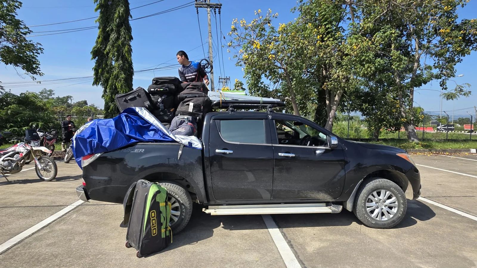Motorcycles and luggage with the support pickup.